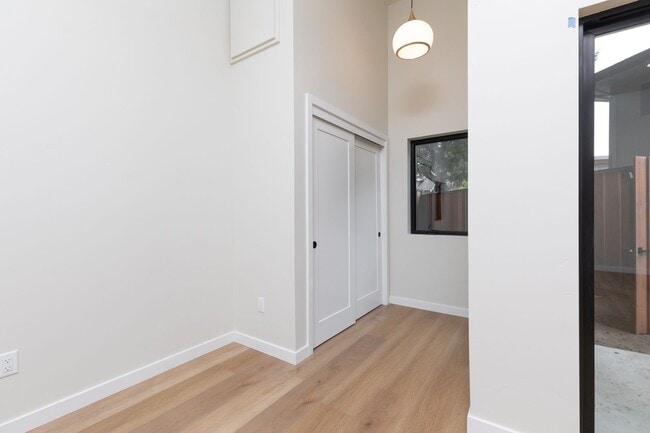 Building Photo - Private, Elegant and Sophisticated Westsid...