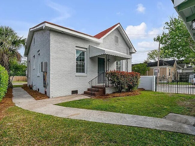 Building Photo - 365 Huger St