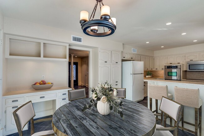 Building Photo - Charming Custom Duplex in Prestigious Pres...