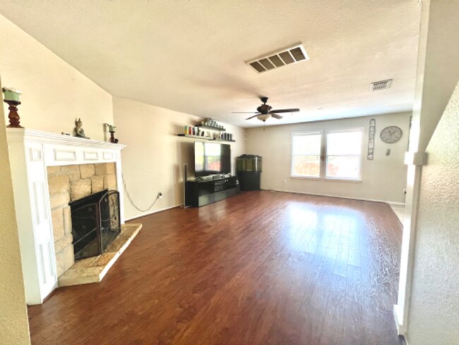 Building Photo - 24707 Maple Crest