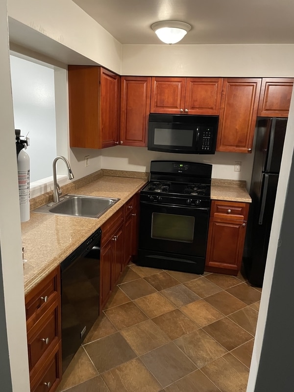 Building Photo - 190-B Collin Court