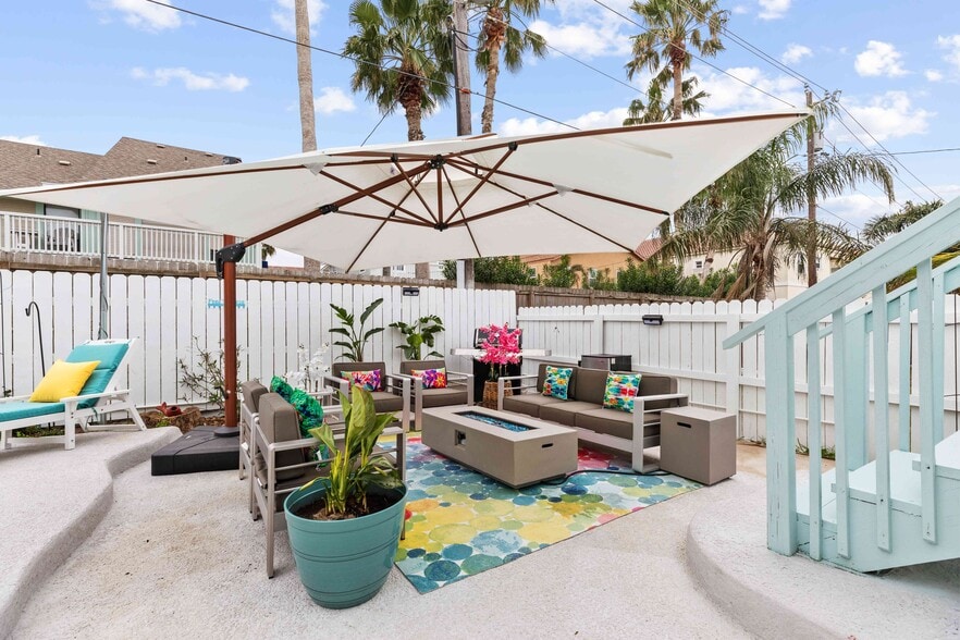 No covered shade - 111 E Hibiscus St