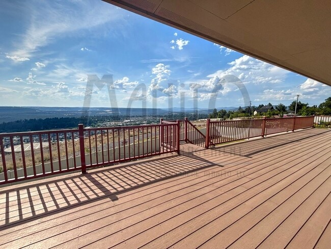 Building Photo - Spacious Home With Stunning Sunset Views