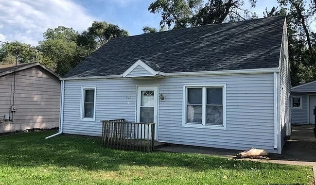 Building Photo - 2 bedroom home with 1+ car garage, pet friendly!