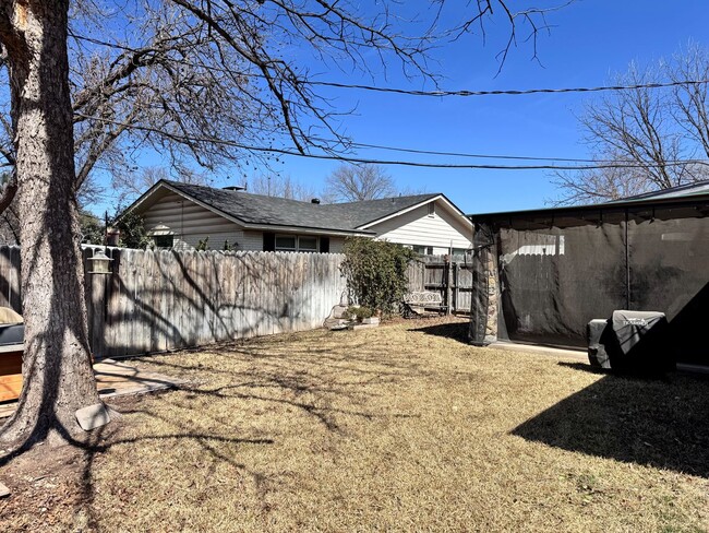 Building Photo - Fantastic 3/2 Close to Brownwood High School