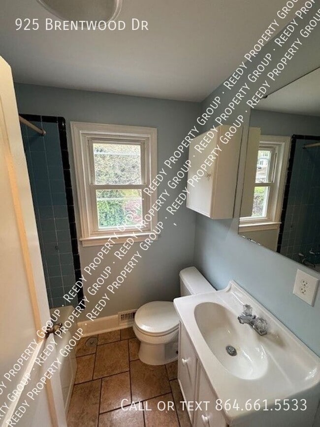 Building Photo - 925 Brentwood Dr
