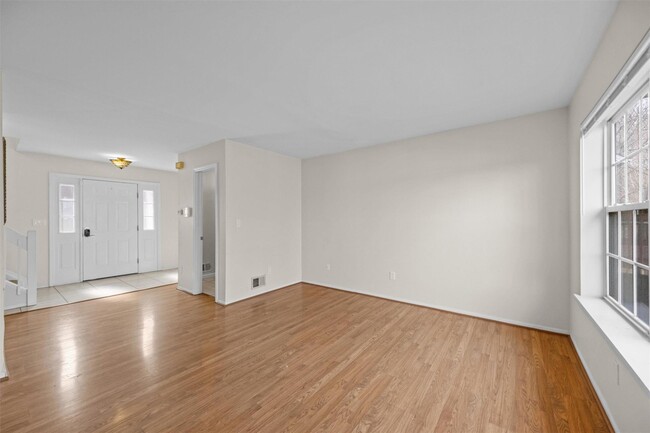 Building Photo - 4 Woodbine Dr