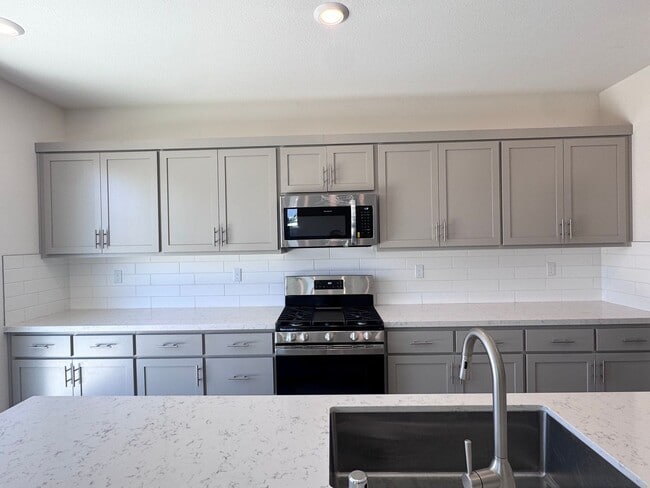 Building Photo - Stunning 4 Bedroom 3.5 Bath Home WITH SOLA...