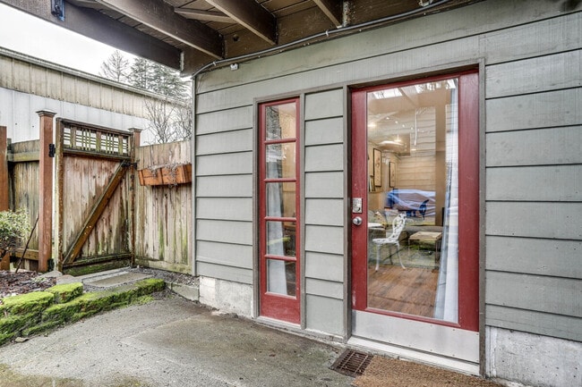 Building Photo - 10052 Interlake Ave N