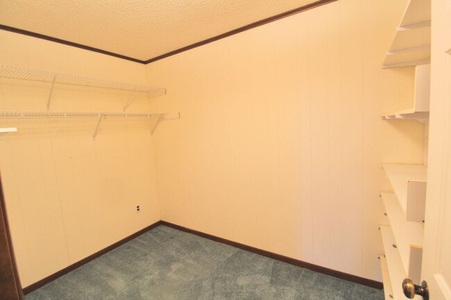 Building Photo - For Rent: Spacious Ranch-Style Home with S...