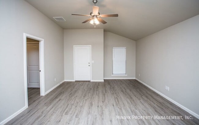 Building Photo - 2005 Kenwood Ave