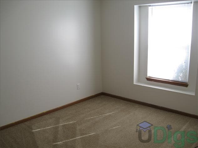 Building Photo - Duplex on Southside. 2bed/2bath with 2 car garage & privacy fence.