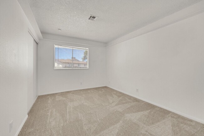 Building Photo - CUTE REMODELED TWO BEDROOM UNIT IN CENTRAL LOCATION