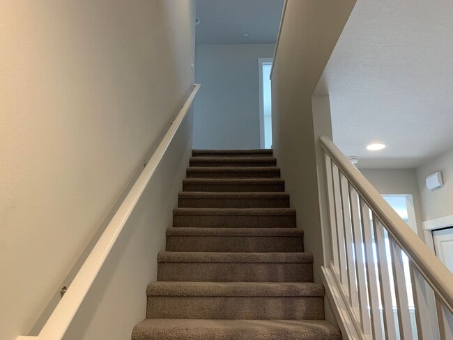 Building Photo - GORGEOUS 5BD, 3BA, 2-CAR GARAGE! AMENITIES...