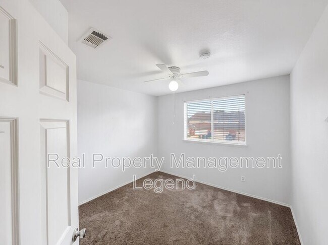 Building Photo - 3211 Roundtree Ln