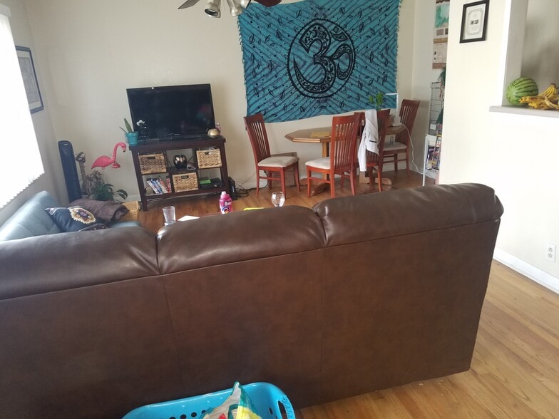Living room, hardwood floors - 609 W Lake St