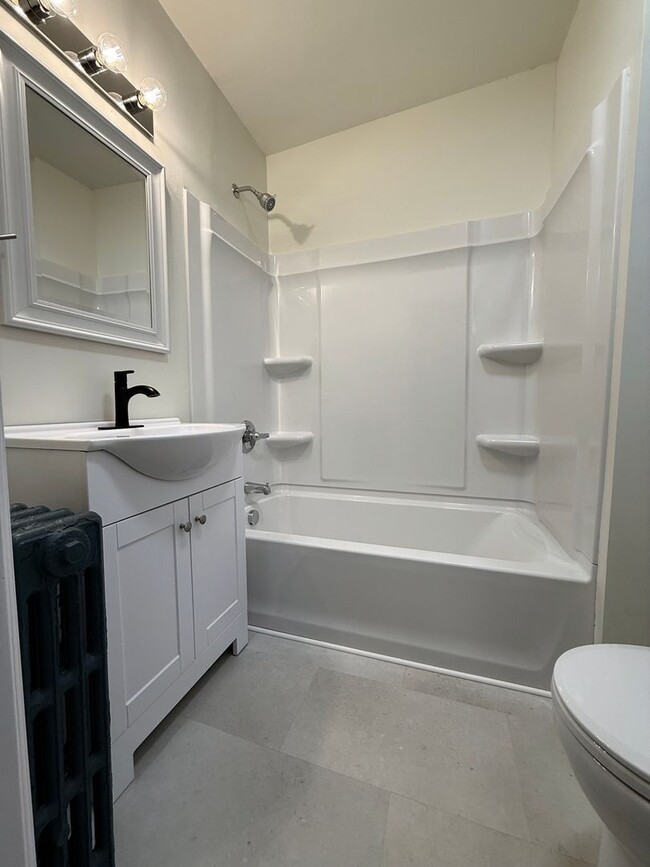 Building Photo - Updated 4BR House now showing!