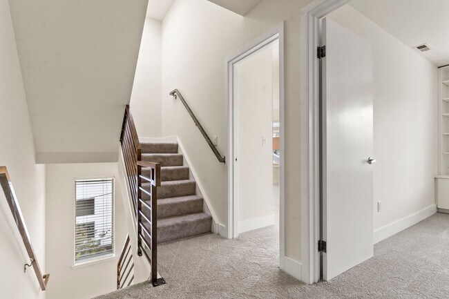 Building Photo - Lovely 2 Bed, 1.5 Bi-Level Hayes Valley Co...