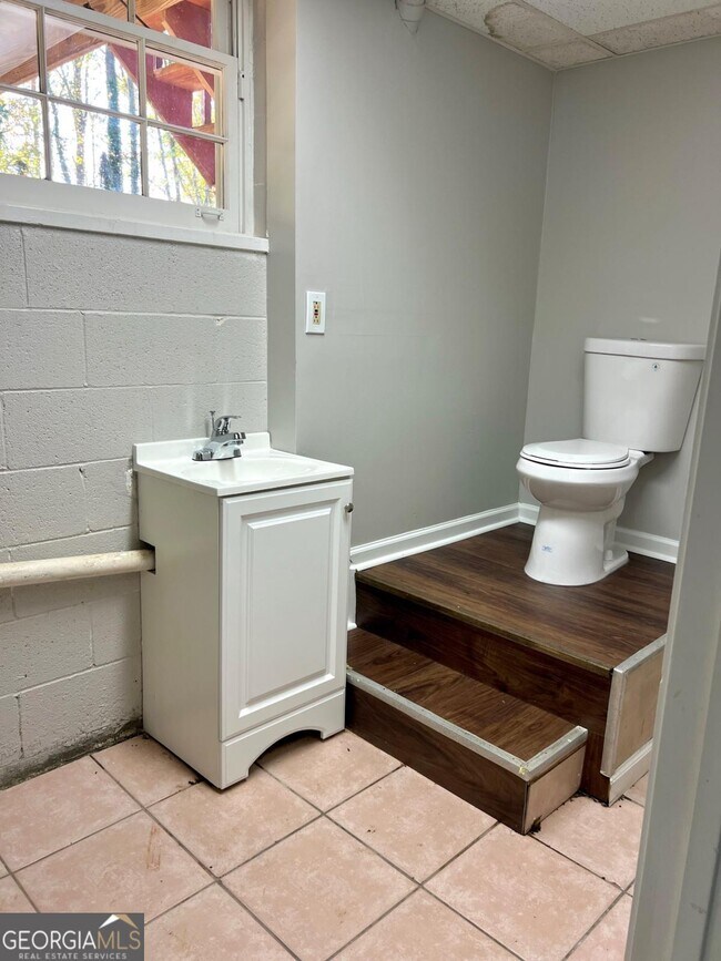 Building Photo - 3990 Rocmar Dr