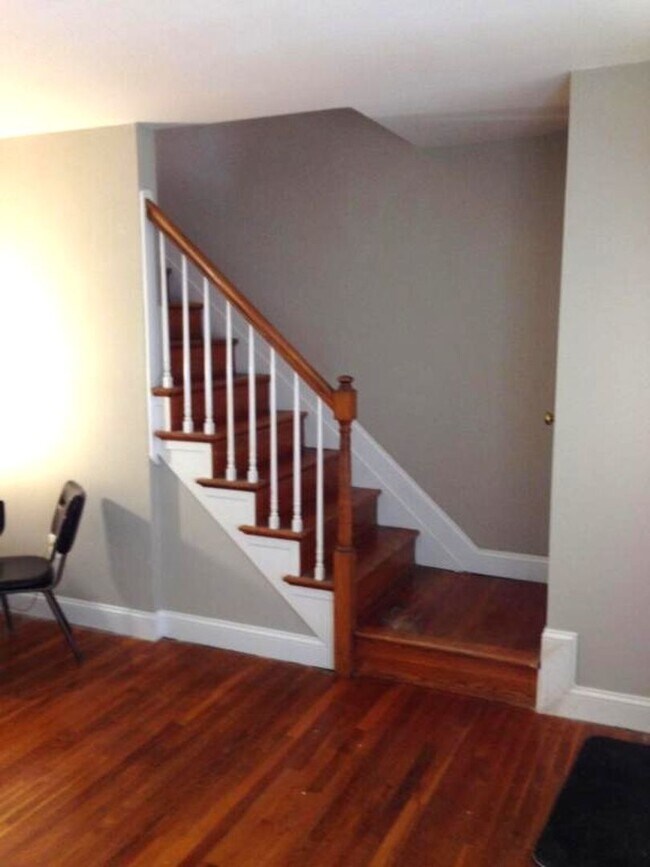 Building Photo - 2 Bedroom, 1 Bath Townhouse