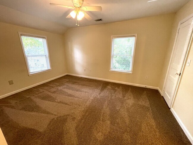 Building Photo - NormalTown 2br House - Fall 2026 Prelease