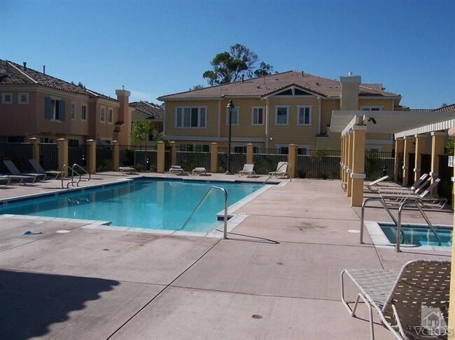 Building Photo - 4 bed, 3 bath townhome in desirable Paseo Del Sol Community!