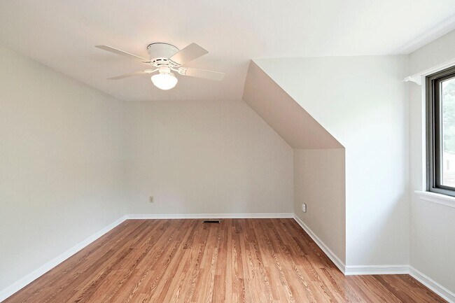 Building Photo - 1011 Highlands Dr