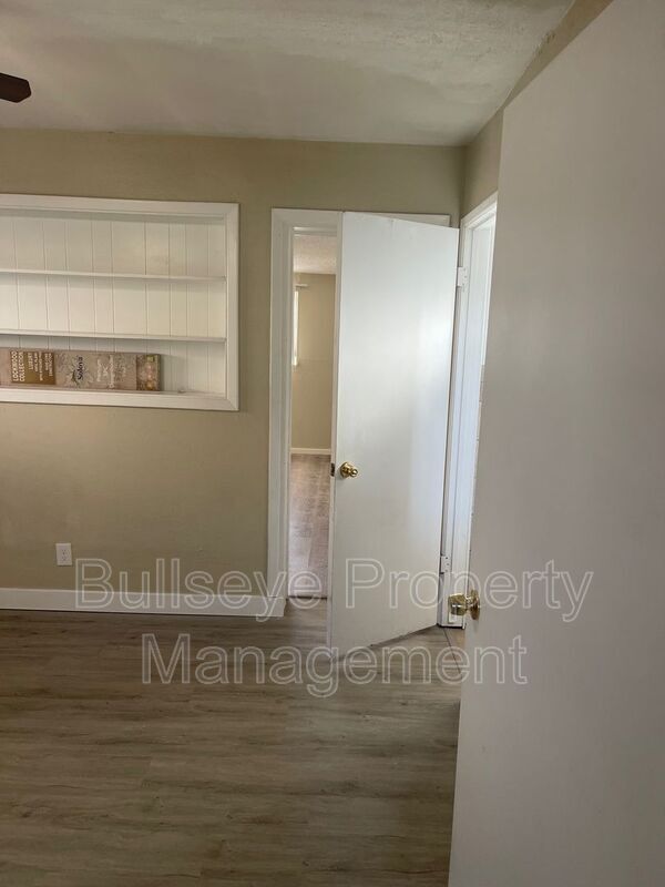 Building Photo - 3127 W Dahlia Dr