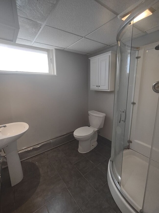 Building Photo - Spacious 4 Bedroom Single Family Home - No...