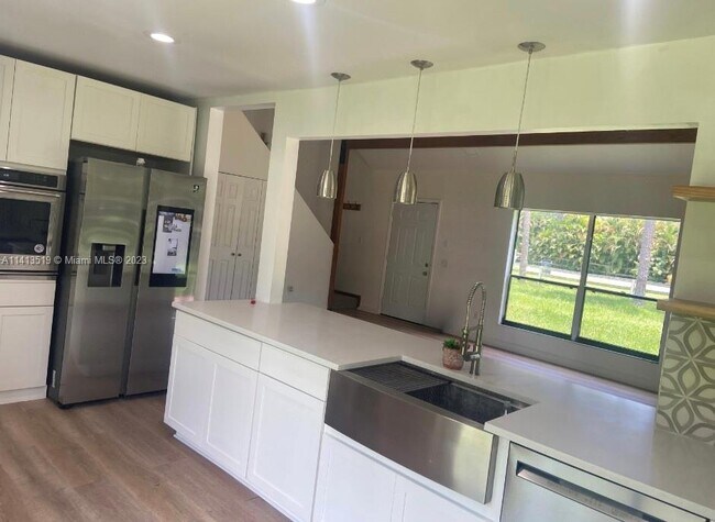 Building Photo - 16059 Wiltshire Dr E