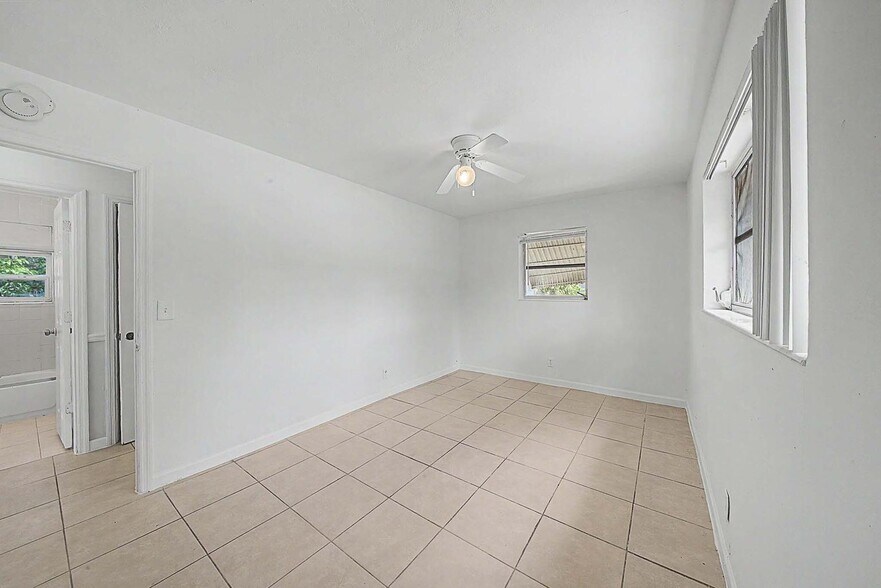 Building Photo - 301 SE 21st Ave