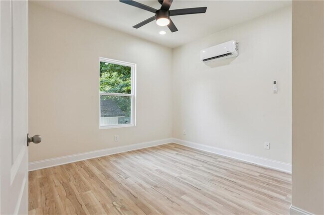 Building Photo - 720 N Parkwood Rd