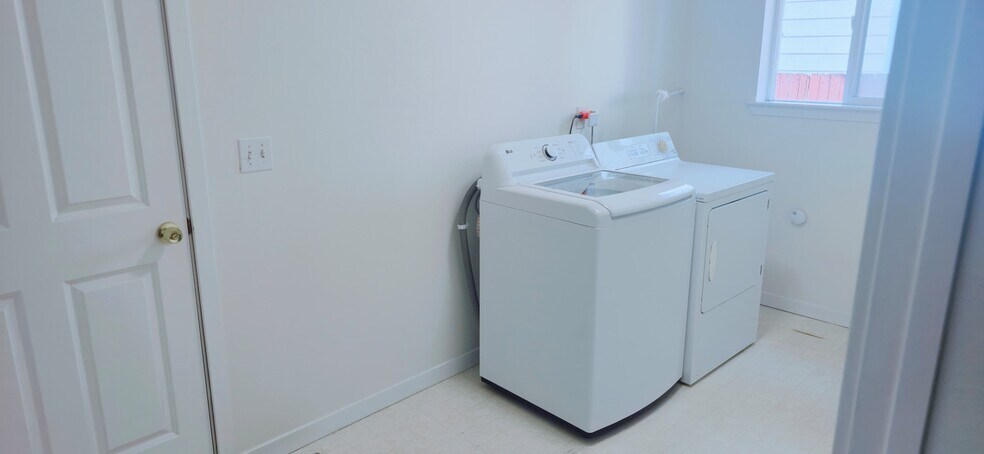 Building Photo - 10824 NE 144th Ct