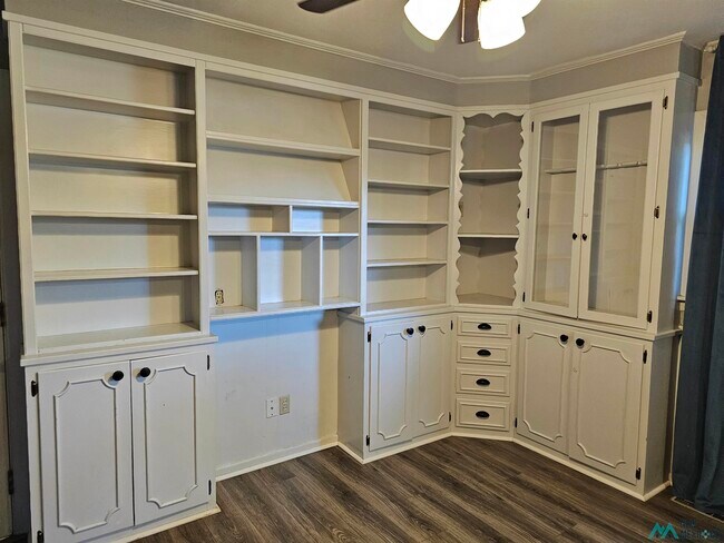 Building Photo - 1801 Eastridge Dr