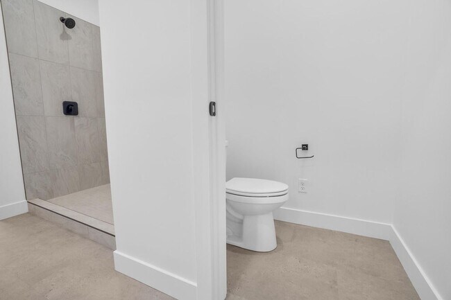 Building Photo - HURRICANE TOWNHOME!! Pet Friendly!