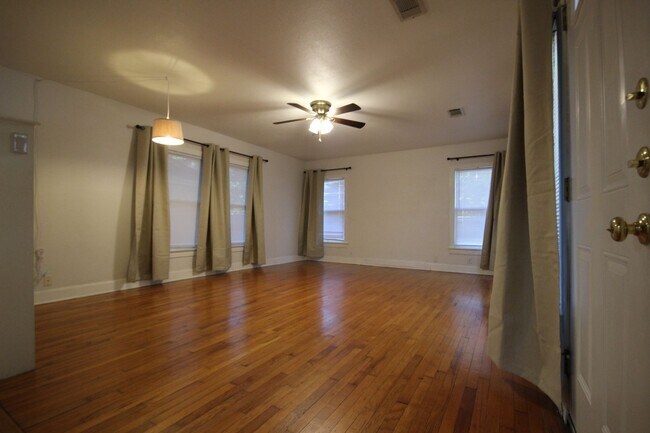 Building Photo - North Loop/Burnet Corridor LARGE 2/1 Duple...