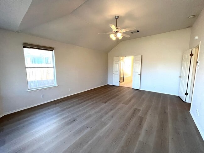 Building Photo - Single Story 4 Bedrooms 2 Bathrooms Home for Rent in Prime Northwest of Austin Location, nearby A...