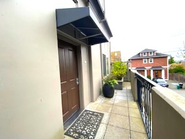 Building Photo - Sun-Filled Queen Anne Condo With Private E...