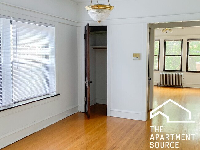 Building Photo - 1448 W Cornelia Ave