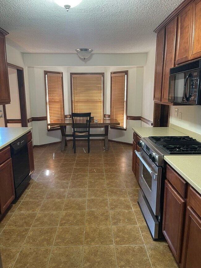 Building Photo - LAKE SHORES