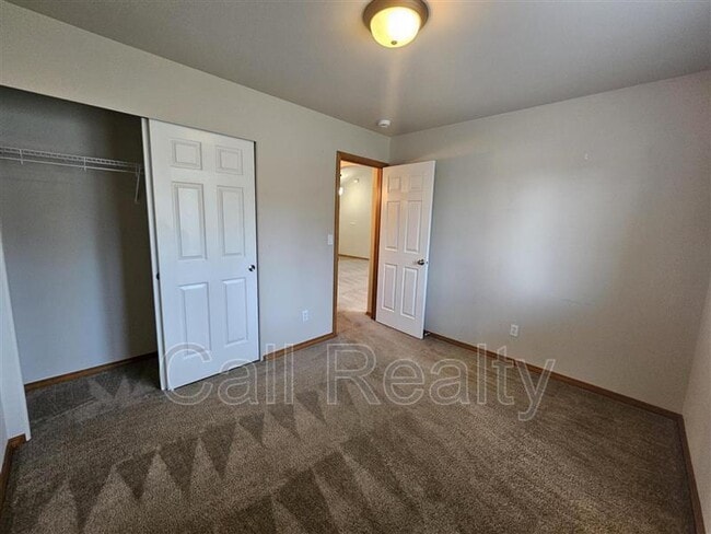 Building Photo - 1506 E Vanetta Ave