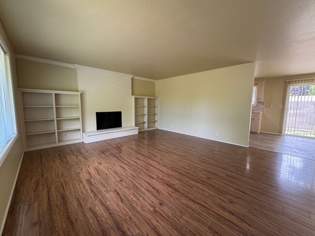 Building Photo - 3-Bedroom, 1-Bathroom Duplex Near Coburg Road