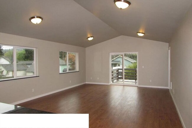 Building Photo - 7 Bedroom, 2 bath home located minutes fro...