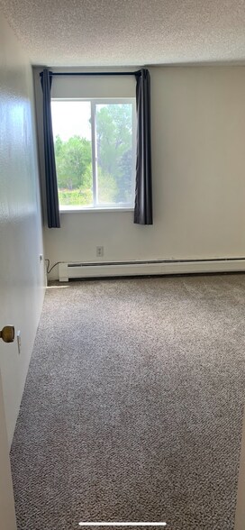 Building Photo - 1250 Golden Cir