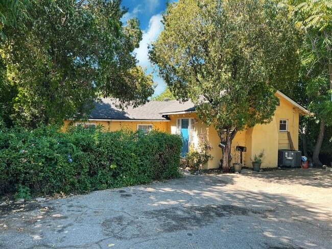 Building Photo - 2 bed 1 bath + Bonus Room