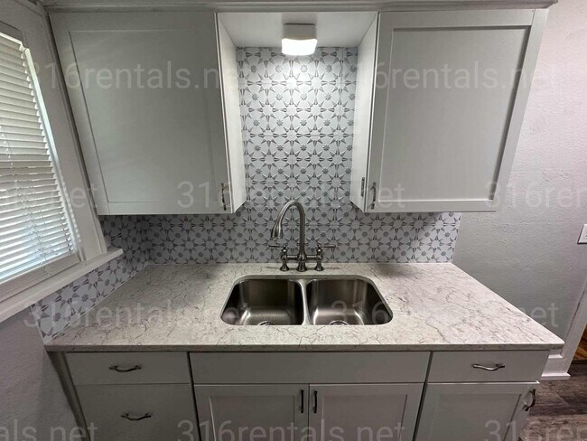 Building Photo - $895- 2 bed 1 bath - Beautiful single family home