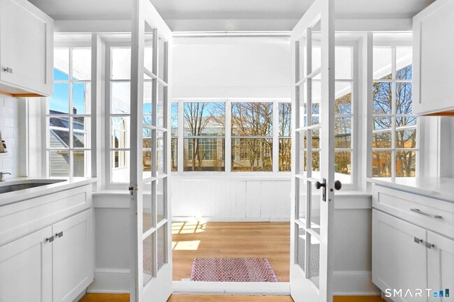 Building Photo - 1872 Bedford St