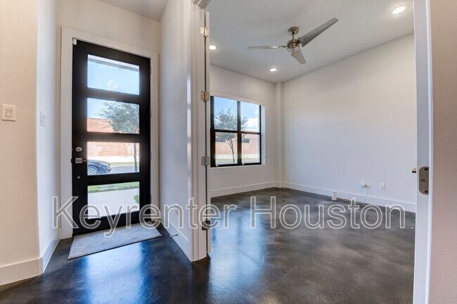 Building Photo - 2914 Lamar St