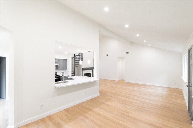 Building Photo - 15707 Amapola Dr