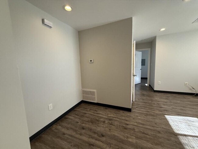 Building Photo - 6189 Northwood Dr
